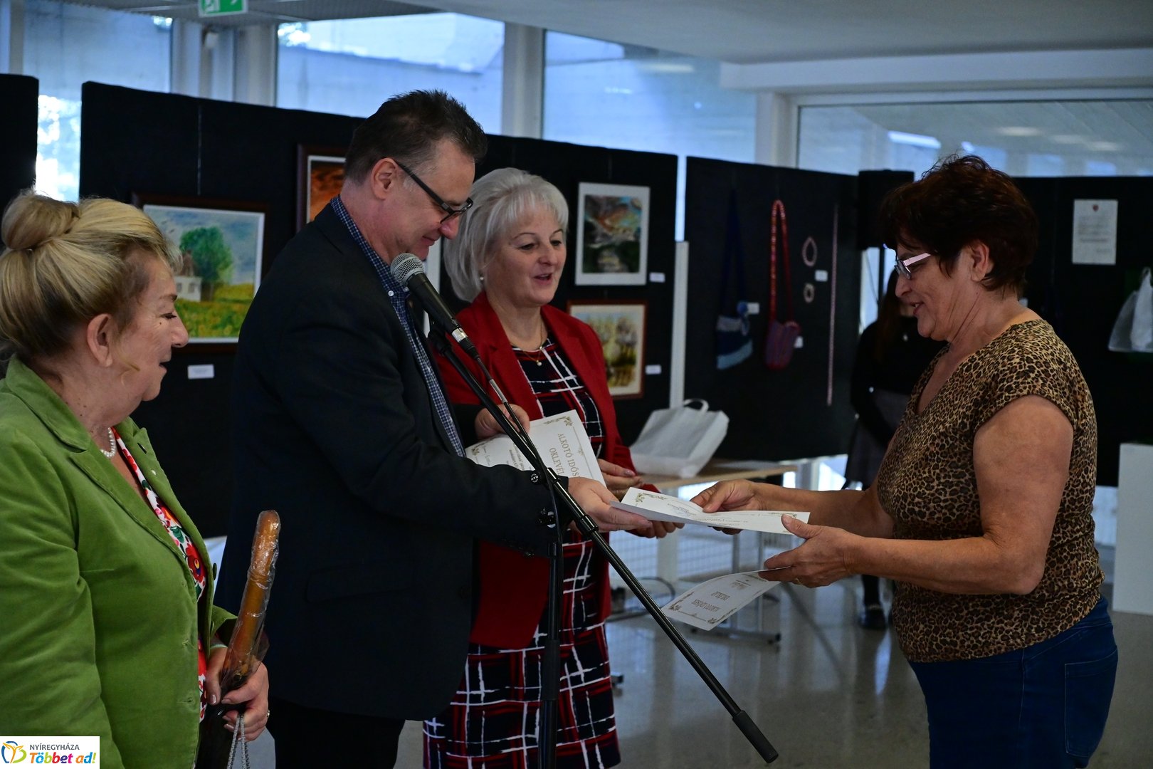 Alkotó idősek kiállítása a kulturális központban 2025