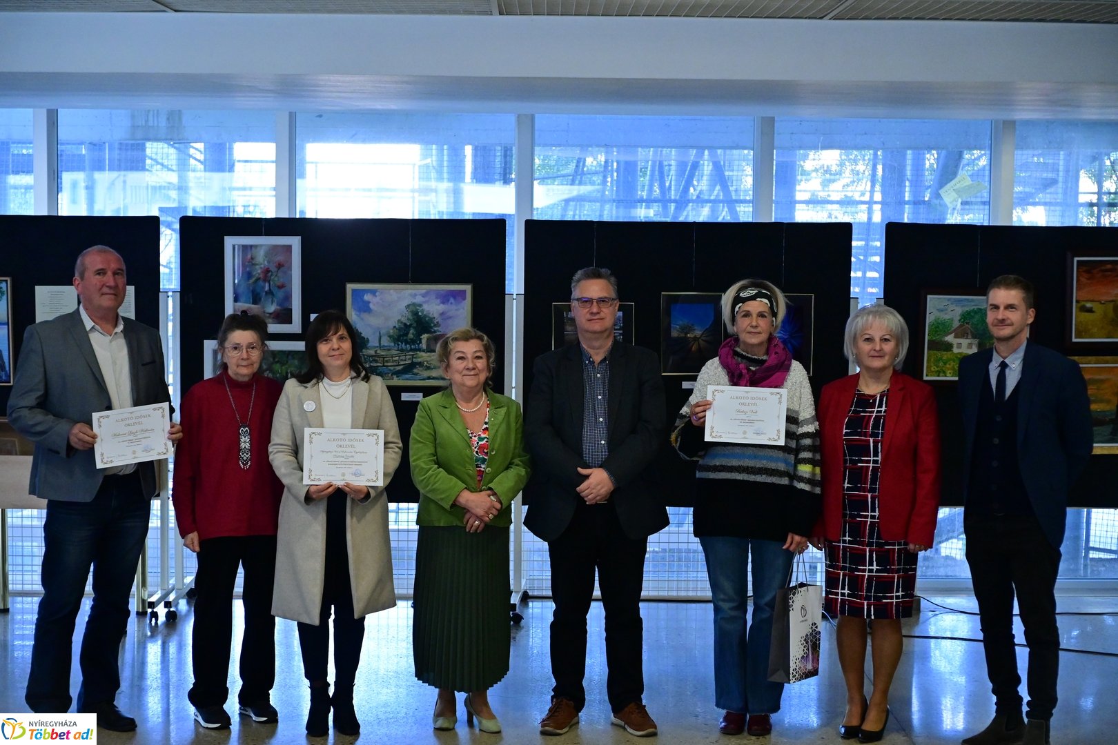 Alkotó idősek kiállítása a kulturális központban 2025