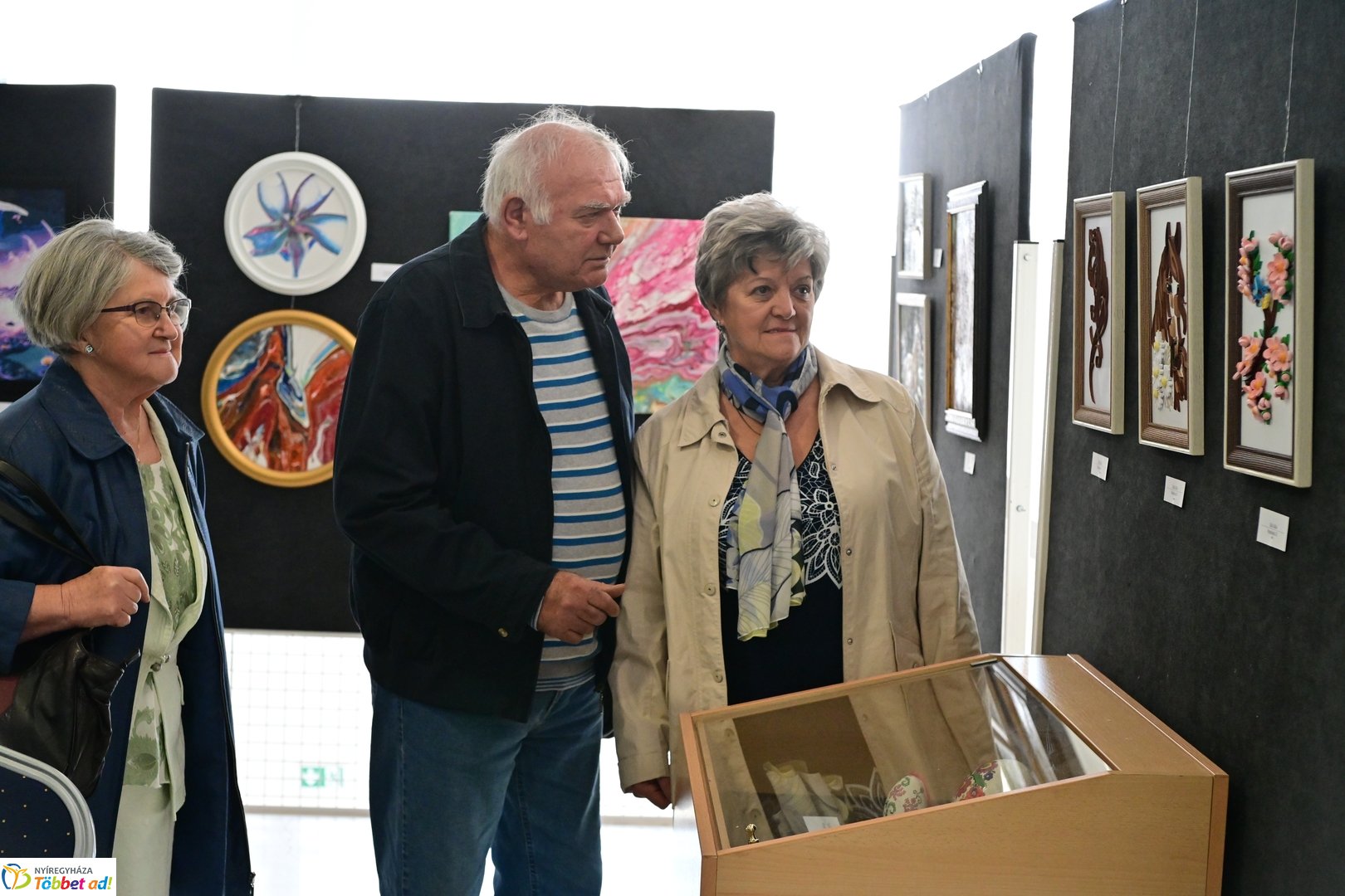 Alkotó idősek kiállítása a kulturális központban 2025