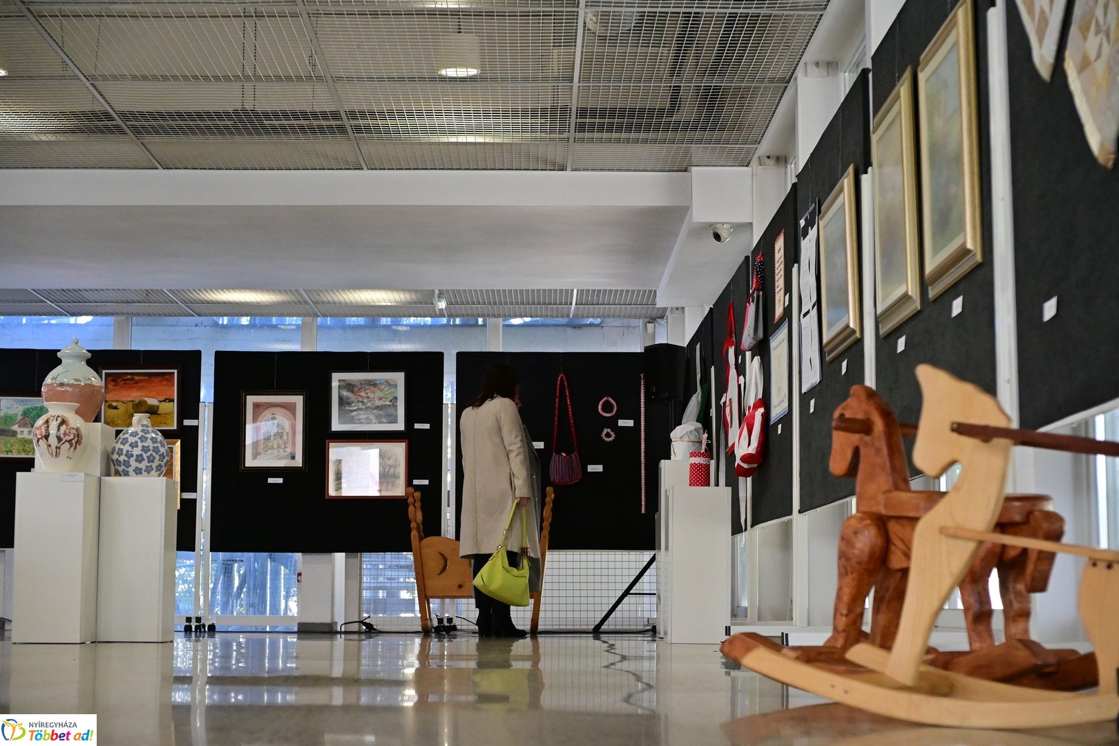 Alkotó idősek kiállítása a kulturális központban 2025