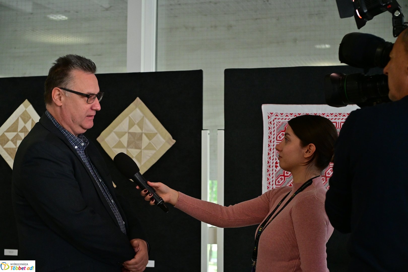 Alkotó idősek kiállítása a kulturális központban 2025