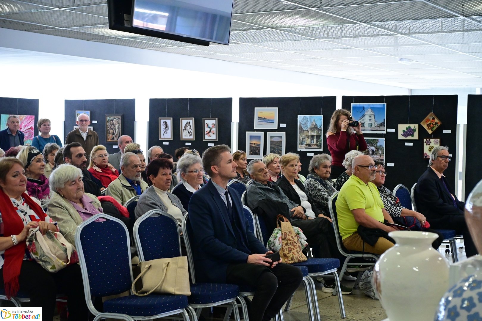 Alkotó idősek kiállítása a kulturális központban 2025