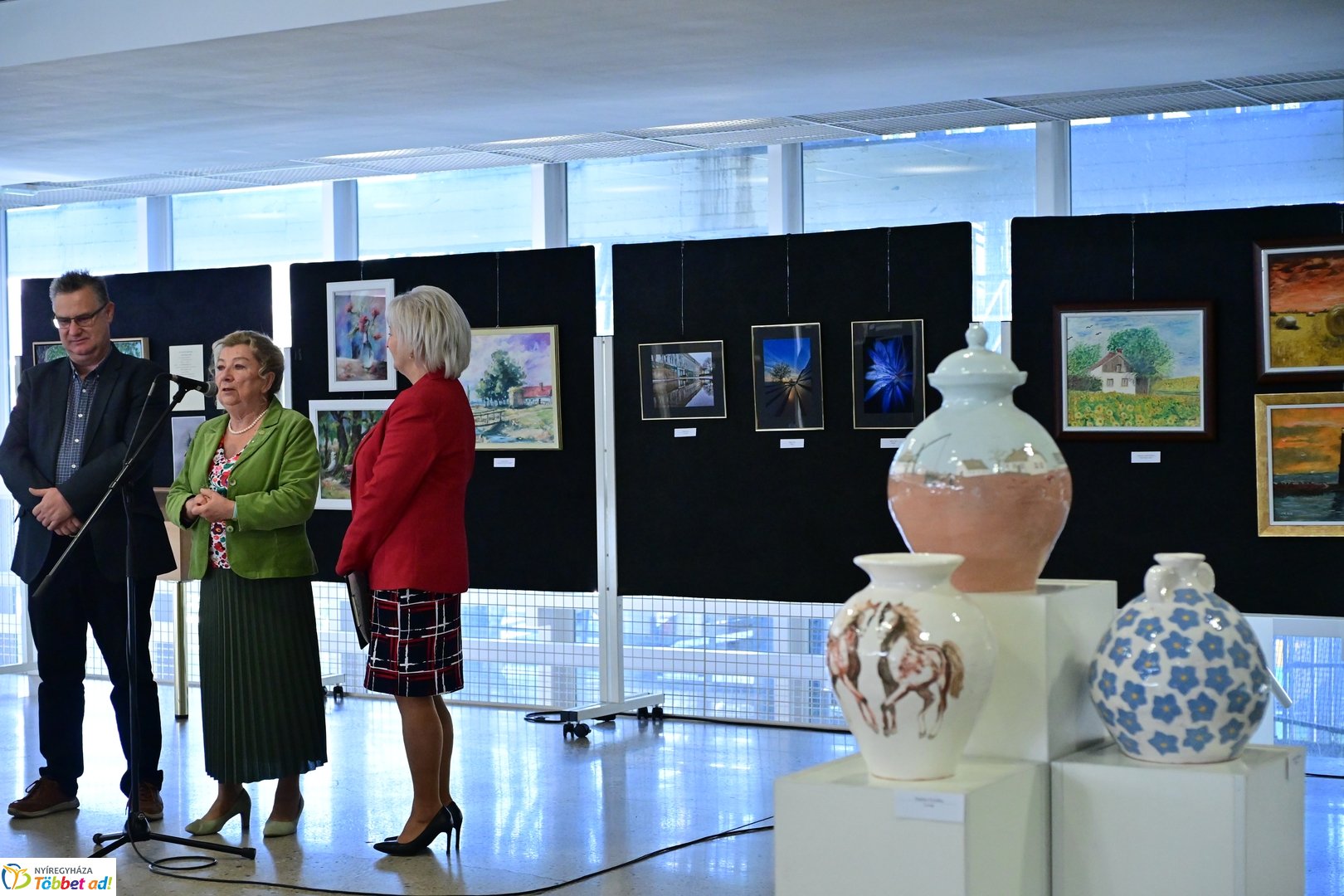 Alkotó idősek kiállítása a kulturális központban 2025