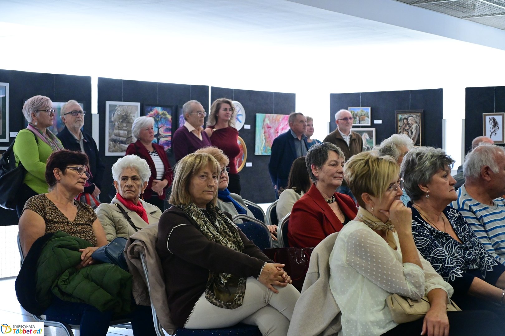 Alkotó idősek kiállítása a kulturális központban 2025