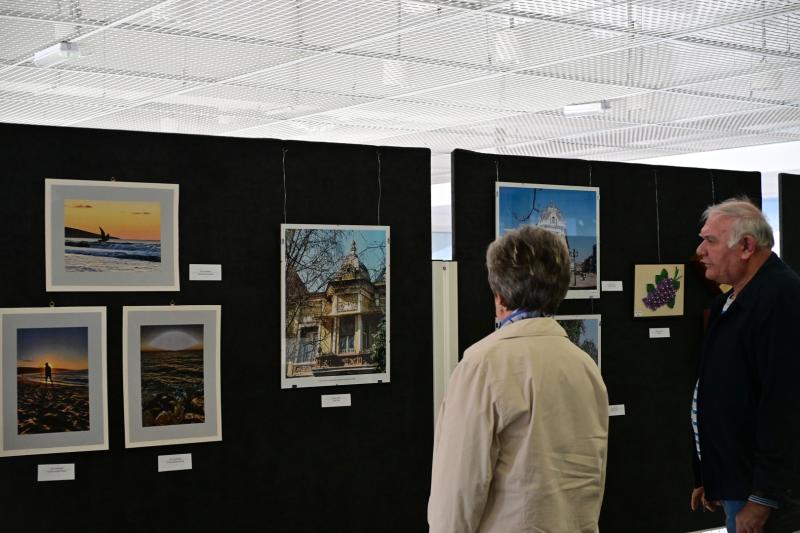 Alkotó idősek kiállítása a kulturális központban 2025
