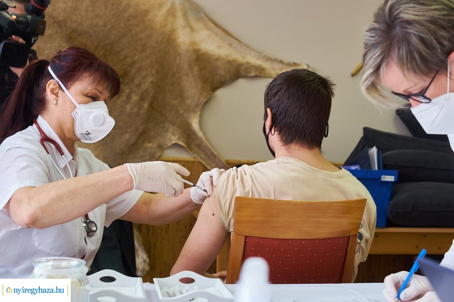 Állatpark dolgozóit oltották a koronavírus elleni vakcinával