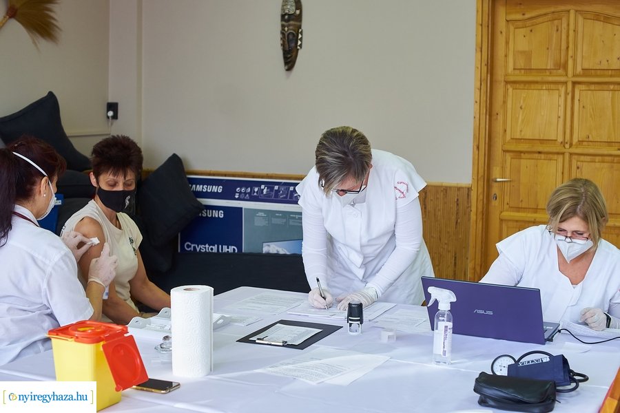 Állatpark dolgozóit oltották a koronavírus elleni vakcinával