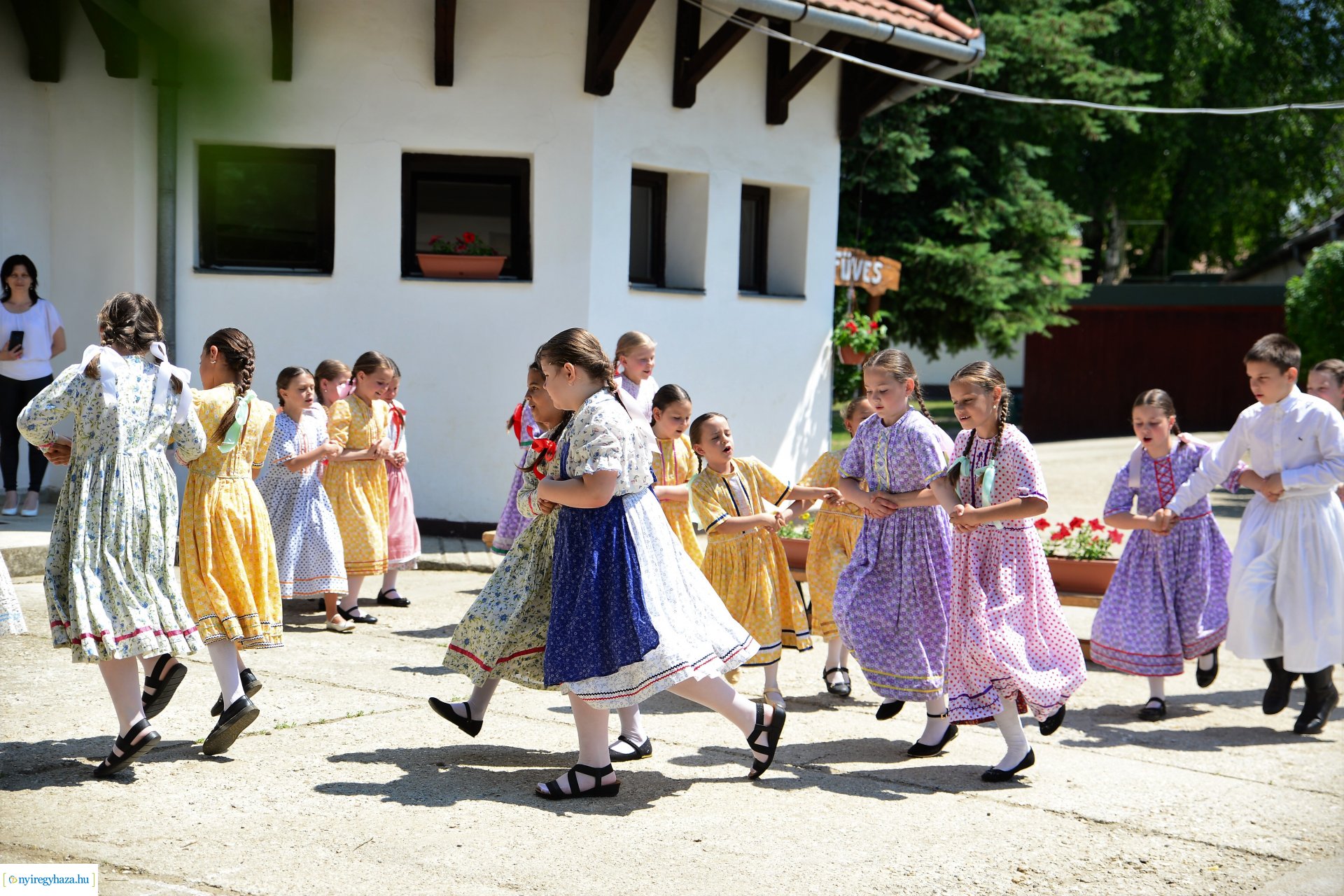 Állatsimogató és biokert átadás Sóstóhegyen