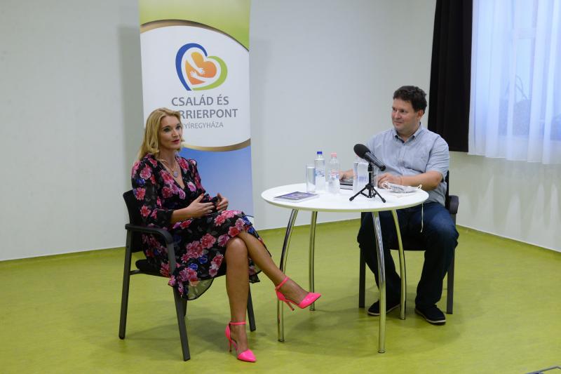Anyu a kötéltáncos - előadás a Család és KarrierPONT szervezésében (2)