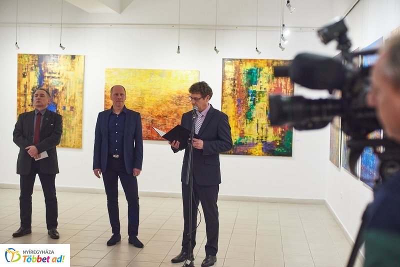 Arannyal és Fénnyel festménykiállítás