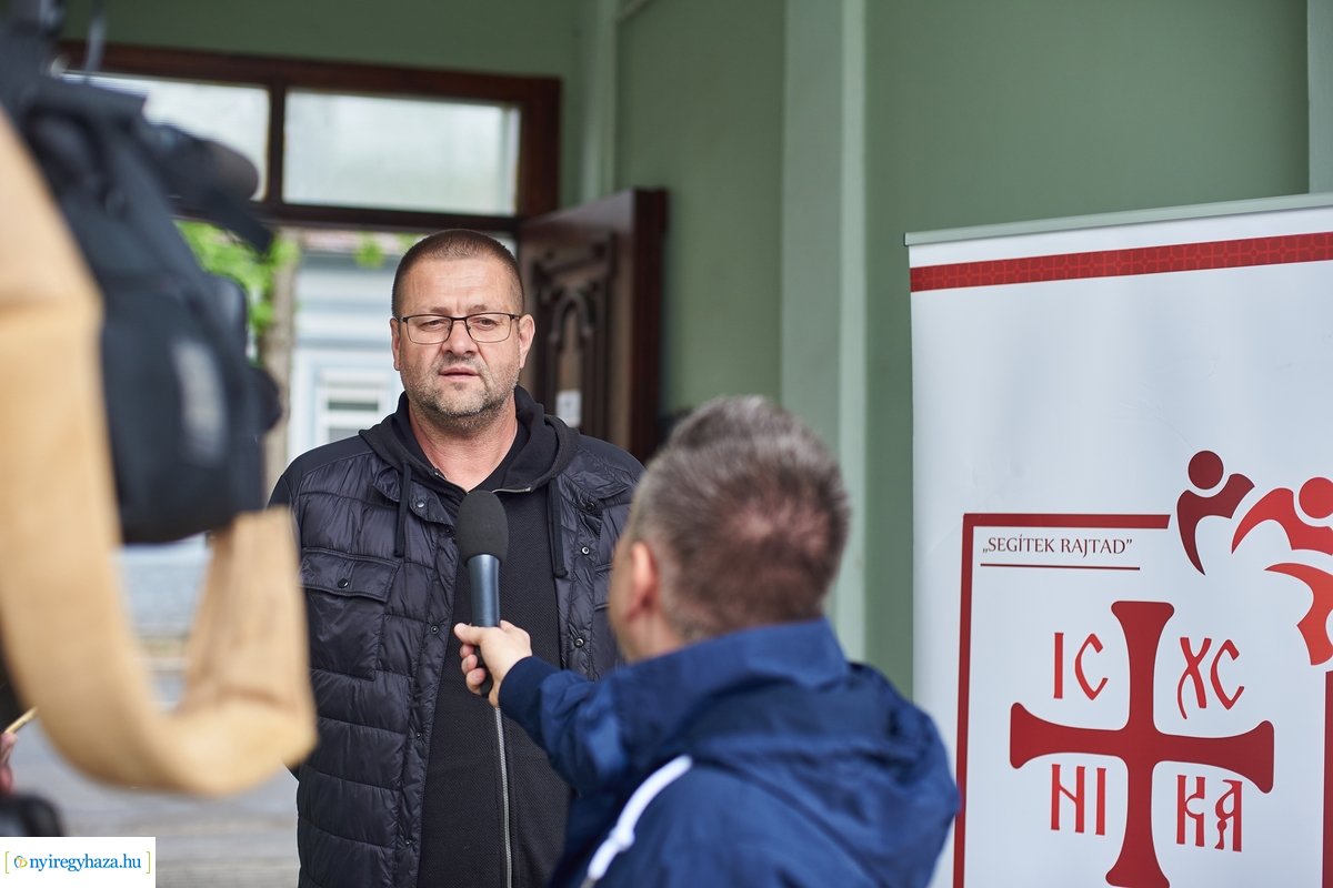 Arcpajzs adomány átadás