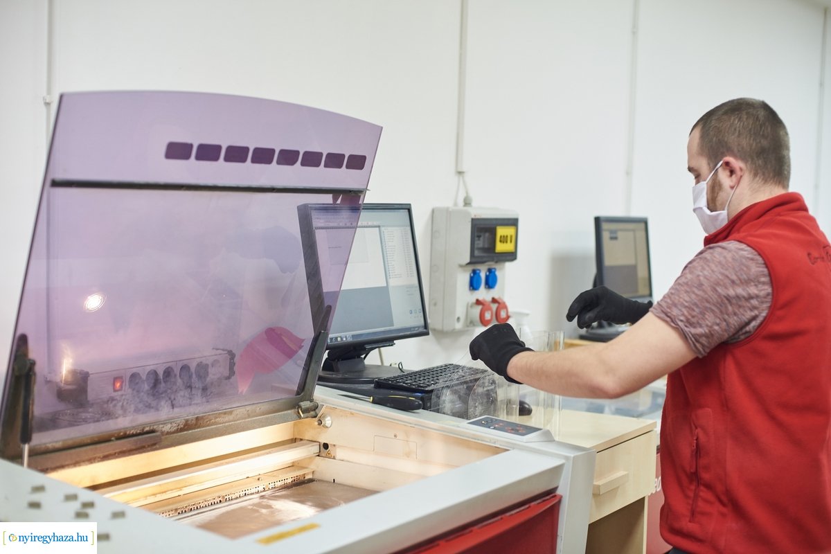 Arcpajzs adomány átadás