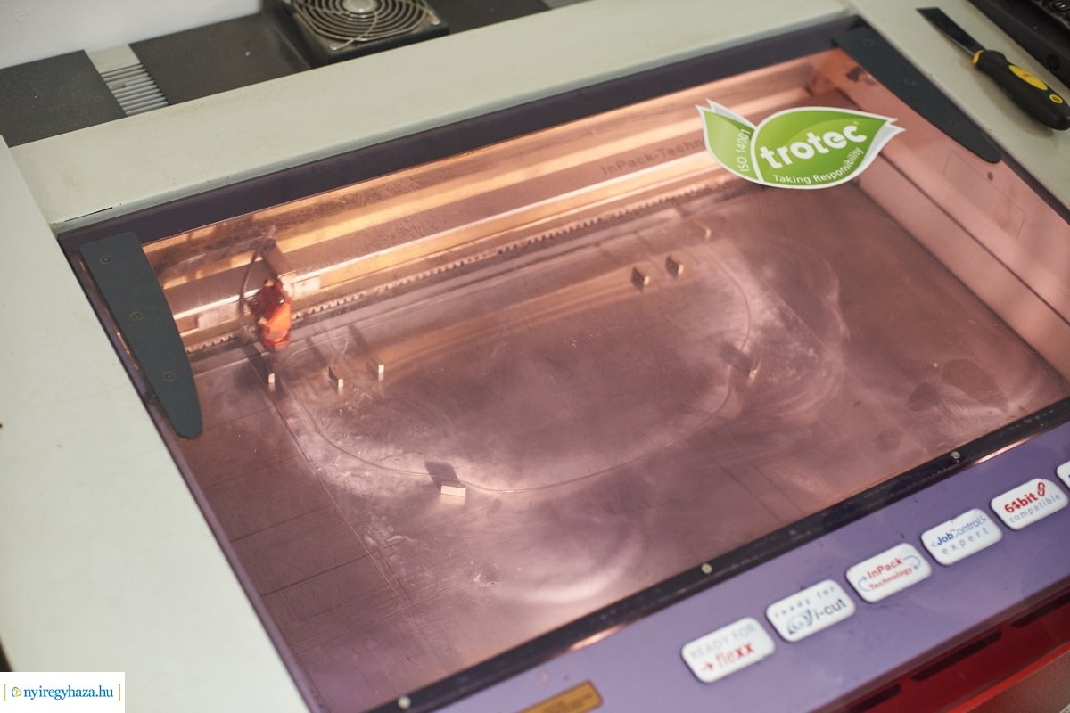 Arcpajzs adomány átadás