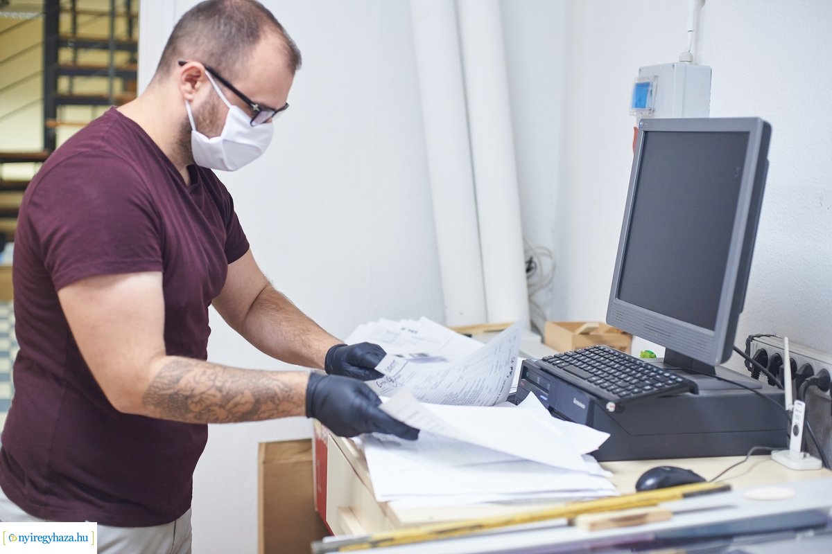 Arcpajzs adomány átadás