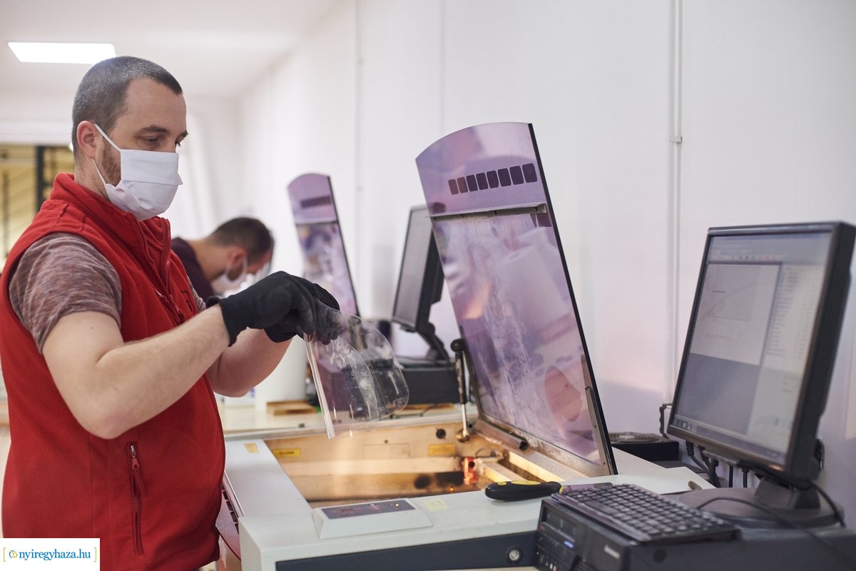 Arcpajzs adomány átadás