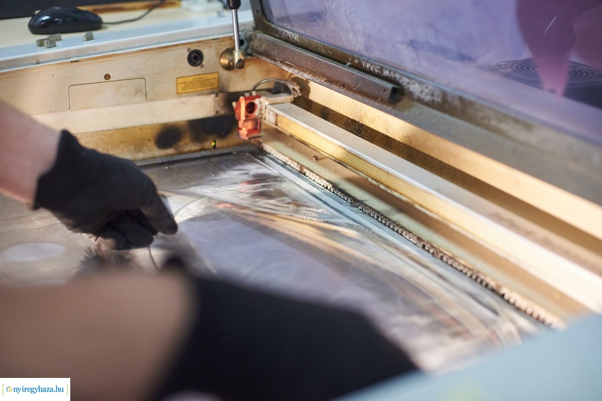 Arcpajzs adomány átadás