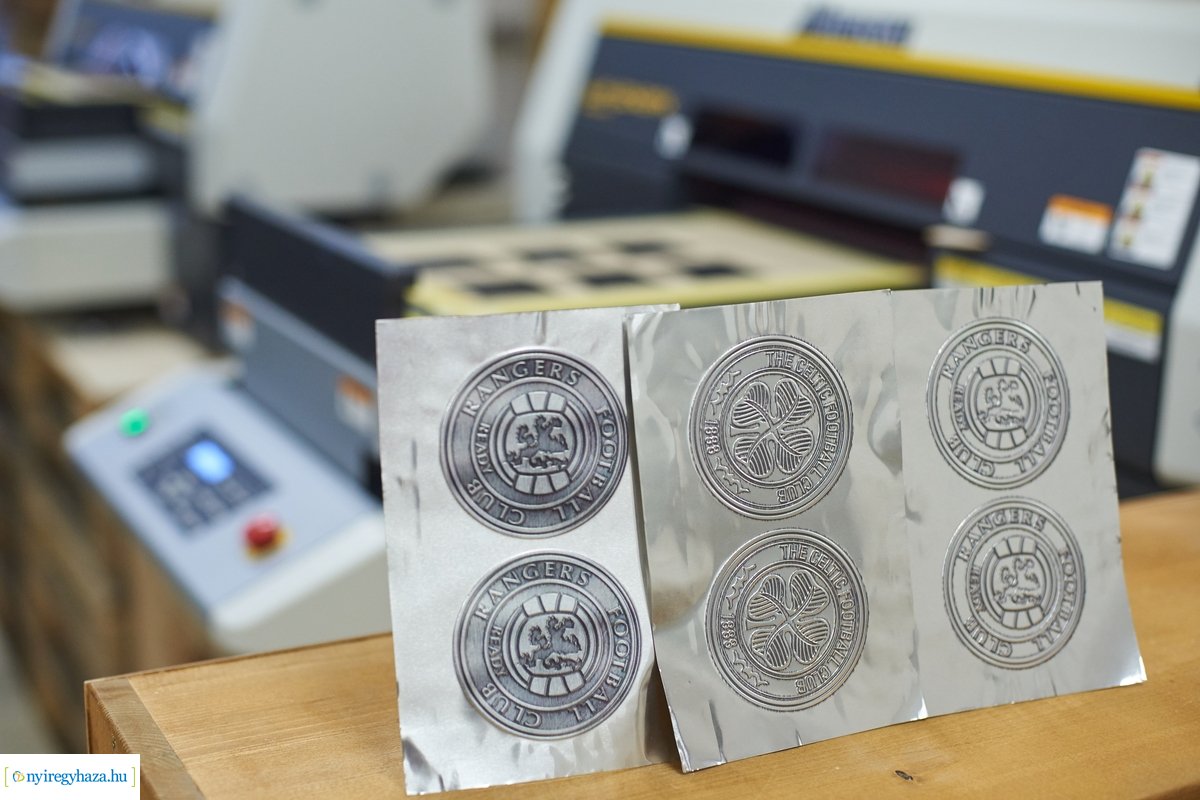 Arcpajzs adomány átadás