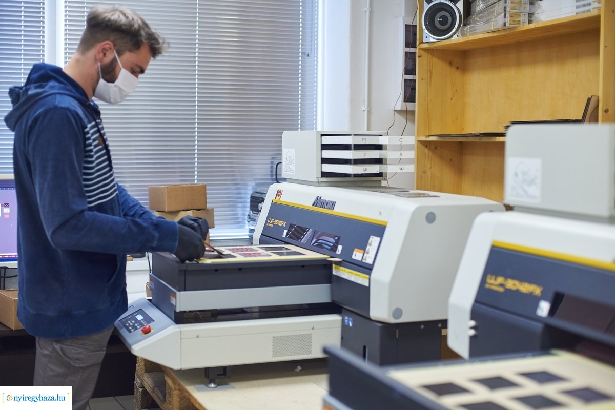 Arcpajzs adomány átadás