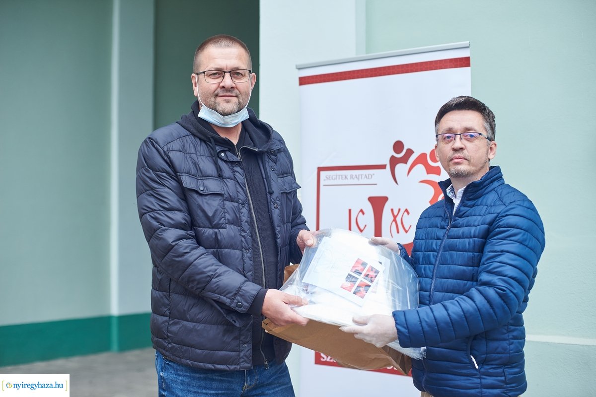 Arcpajzs adomány átadás