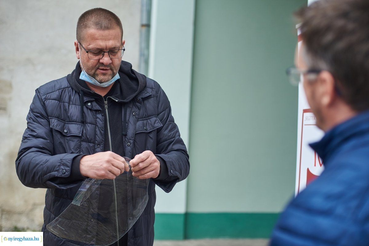 Arcpajzs adomány átadás