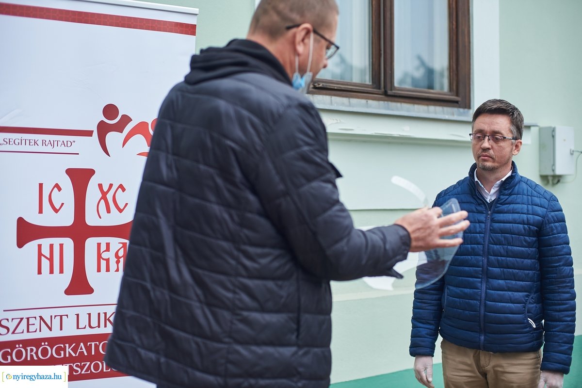 Arcpajzs adomány átadás