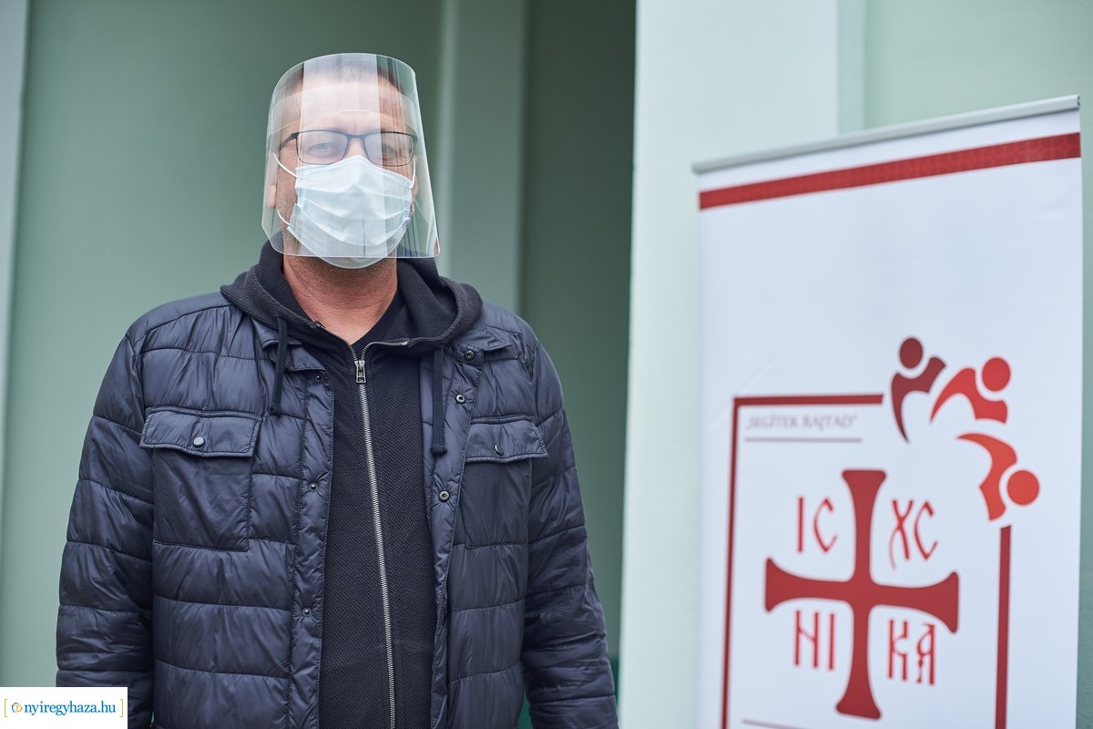 Arcpajzs adomány átadás