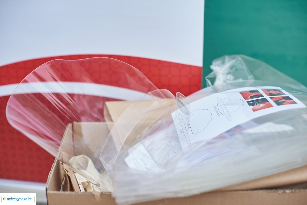 Arcpajzs adomány átadás