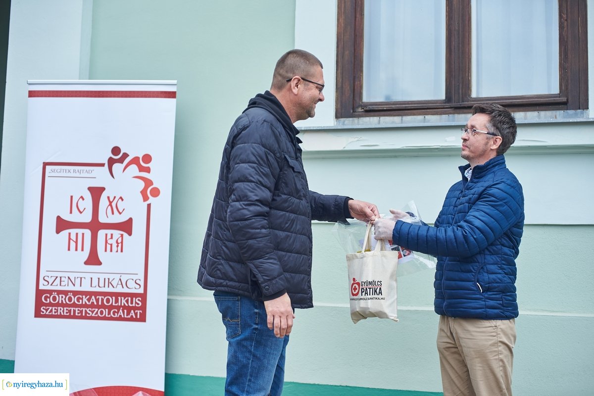 Arcpajzs adomány átadás