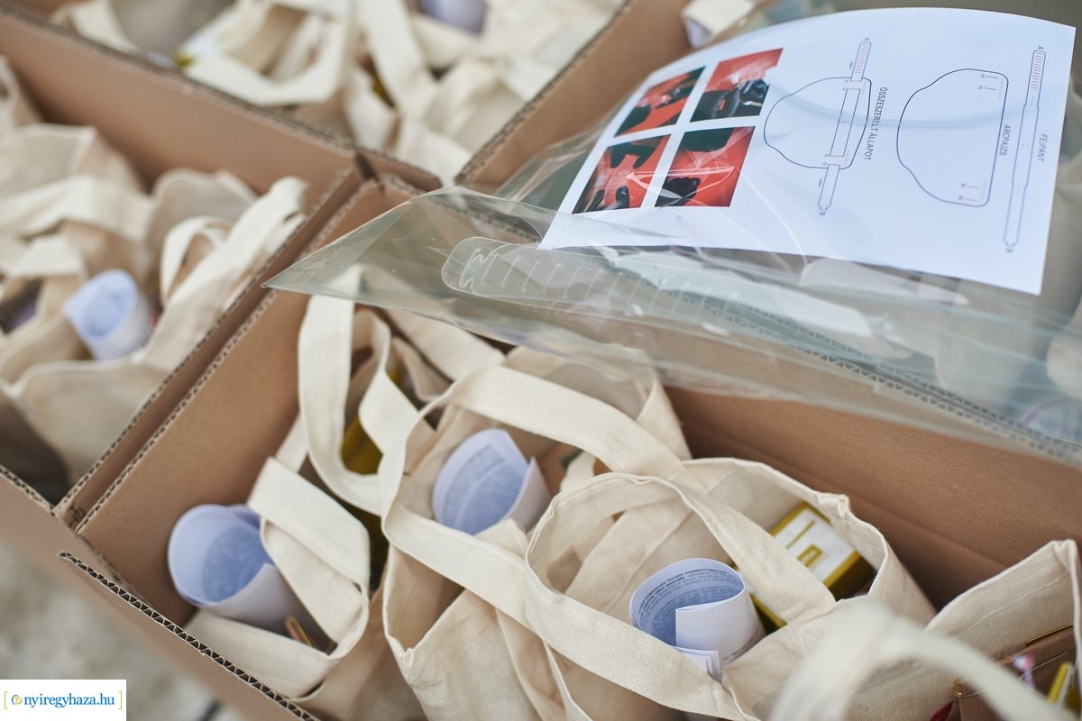 Arcpajzs adomány átadás