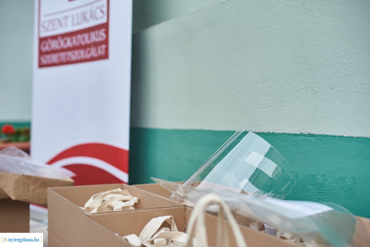 Arcpajzs adomány átadás