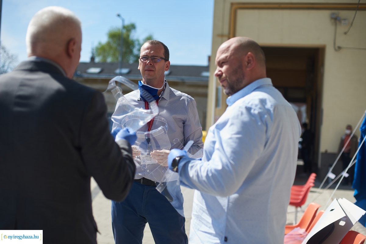 Arcvédő pajzsok átadása