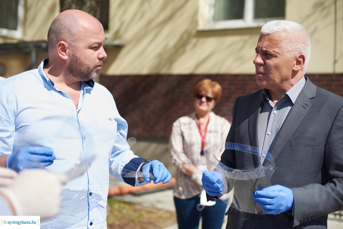 Arcvédő pajzsok átadása