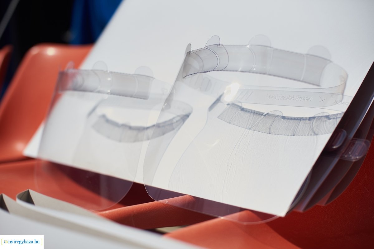 Arcvédő pajzsok átadása