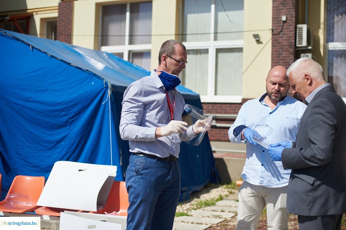 Arcvédő pajzsok átadása