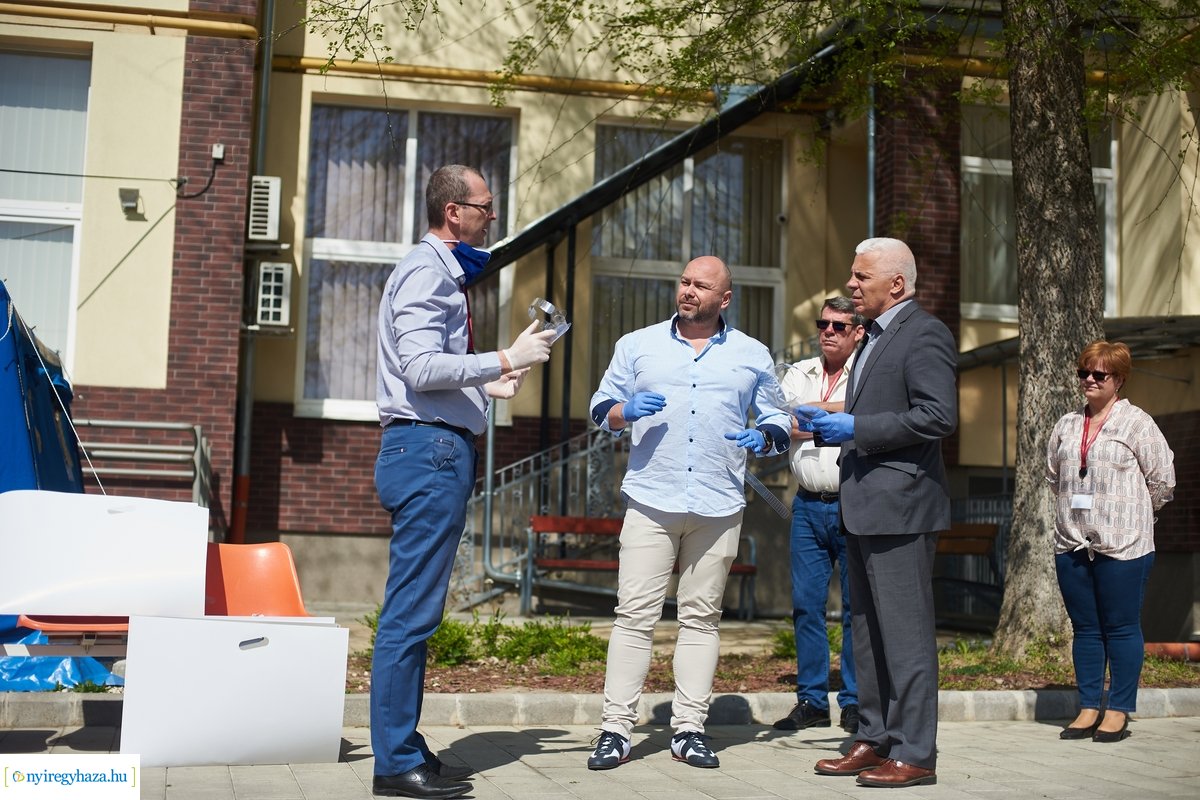 Arcvédő pajzsok átadása