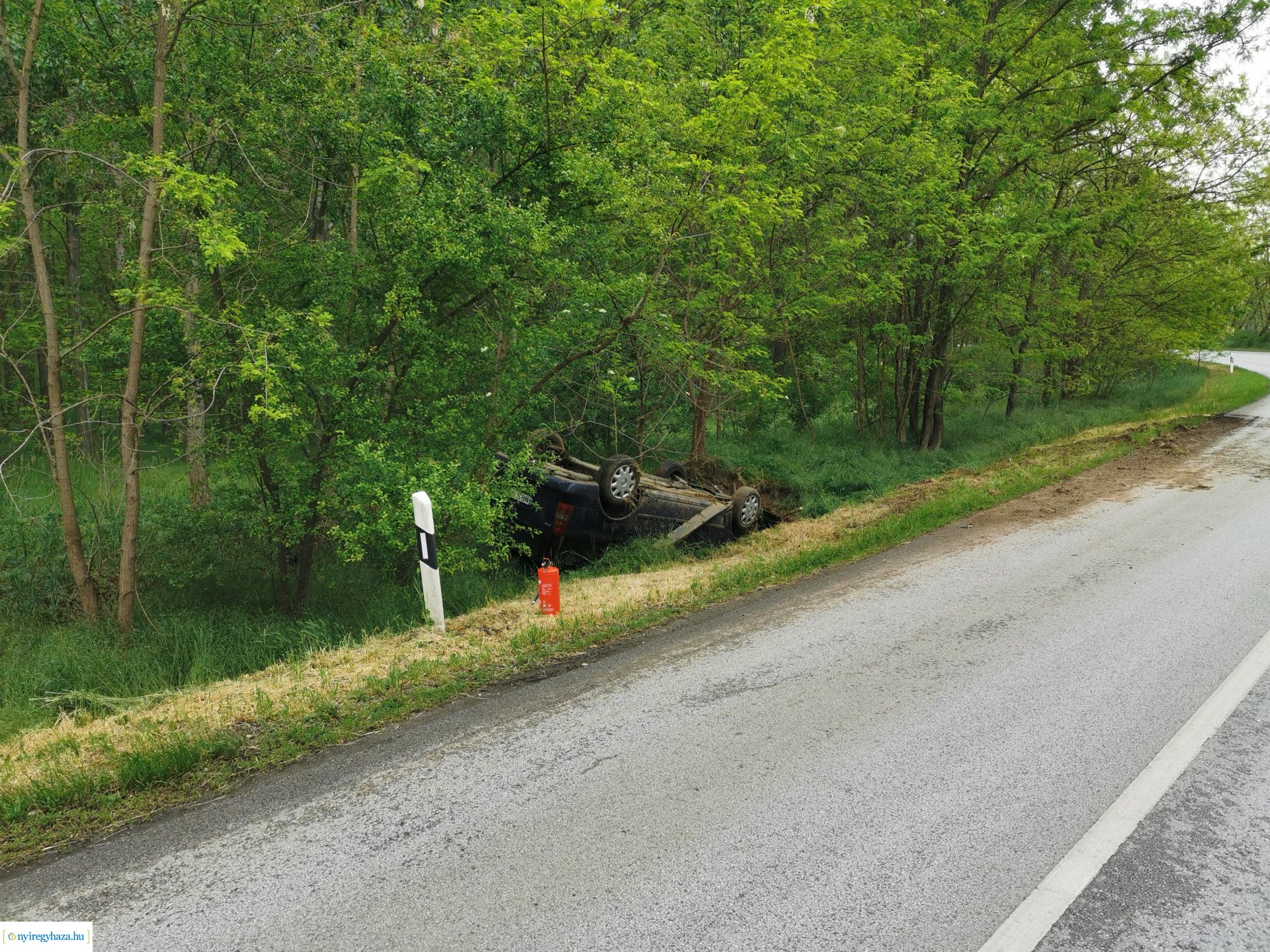 Árokba baorult egy autó