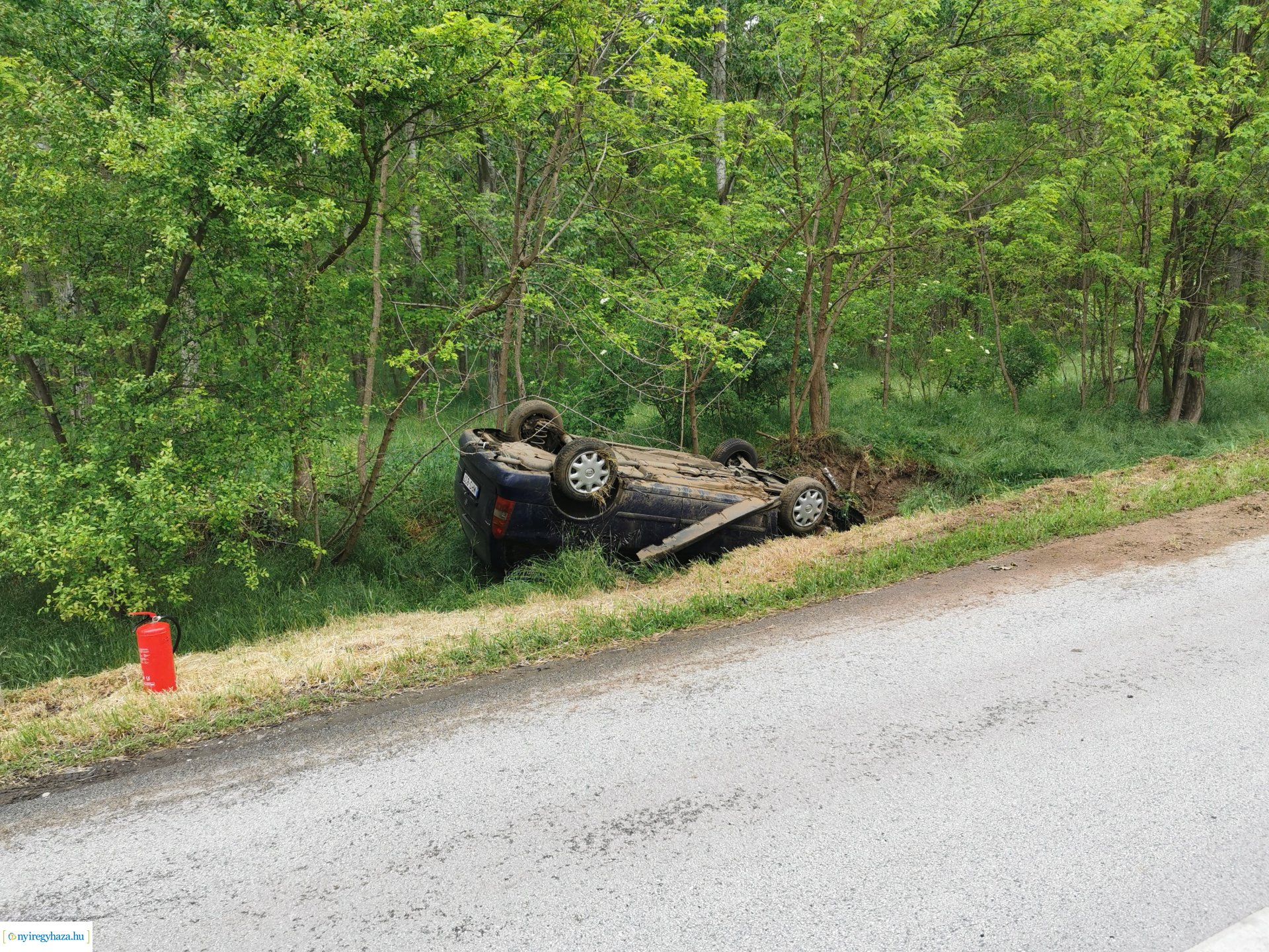 Árokba baorult egy autó