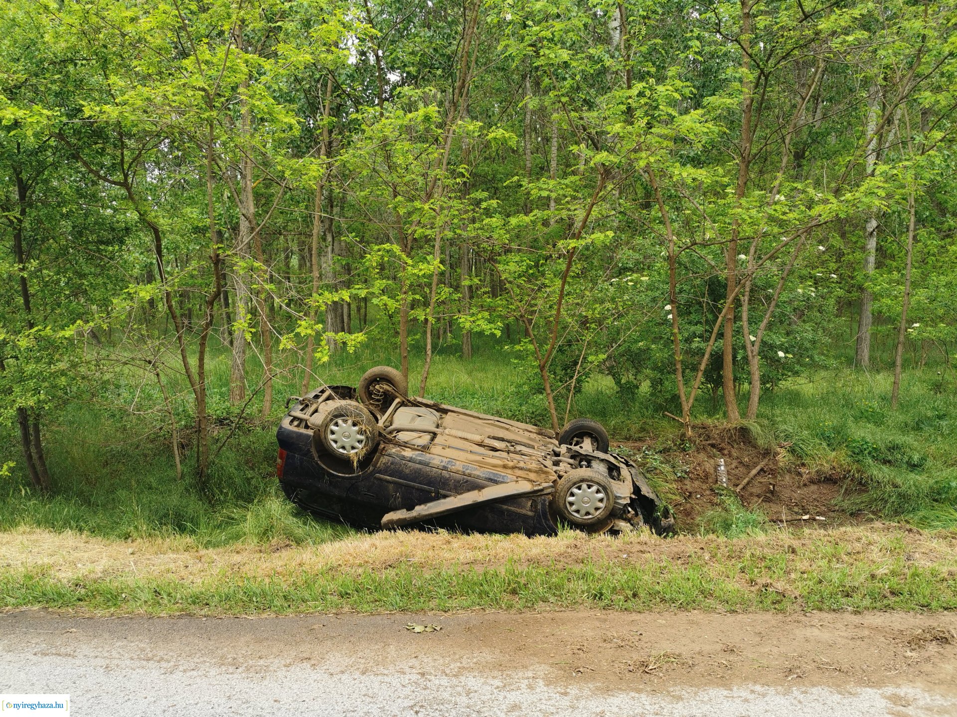 Árokba baorult egy autó