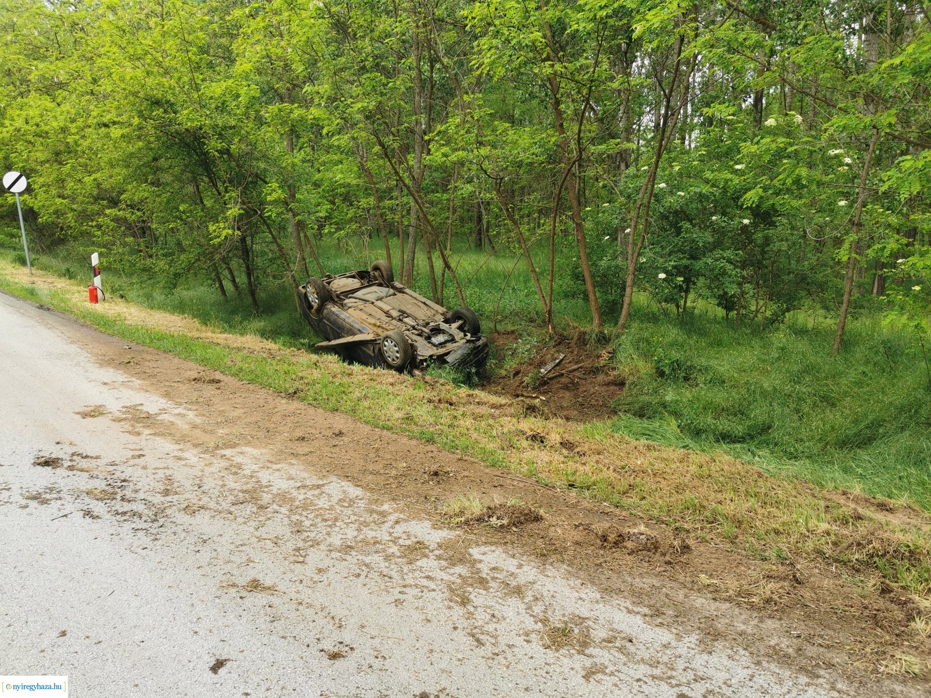 Árokba baorult egy autó