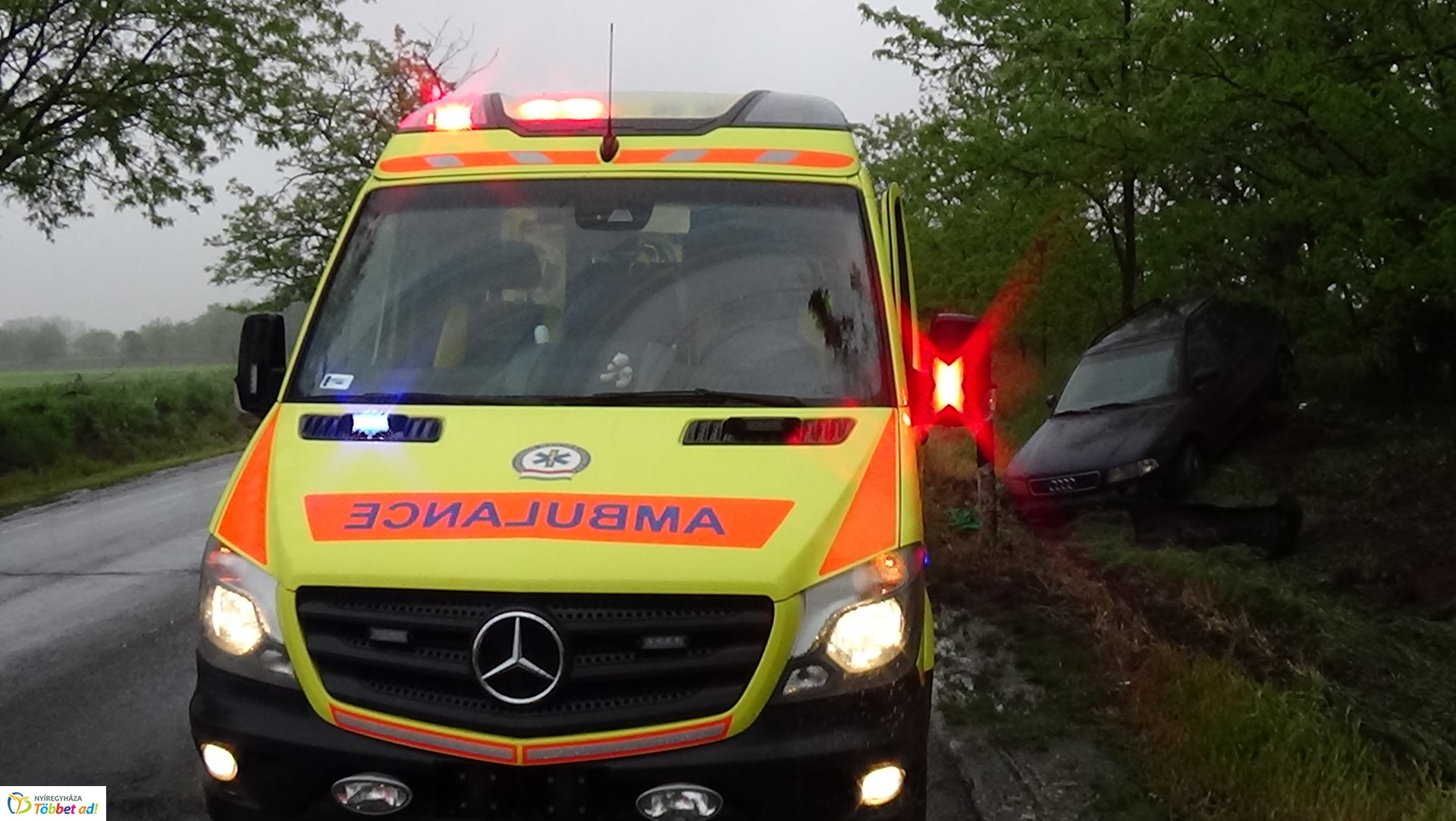 Árokba borult egy jármű a 36-os főúton