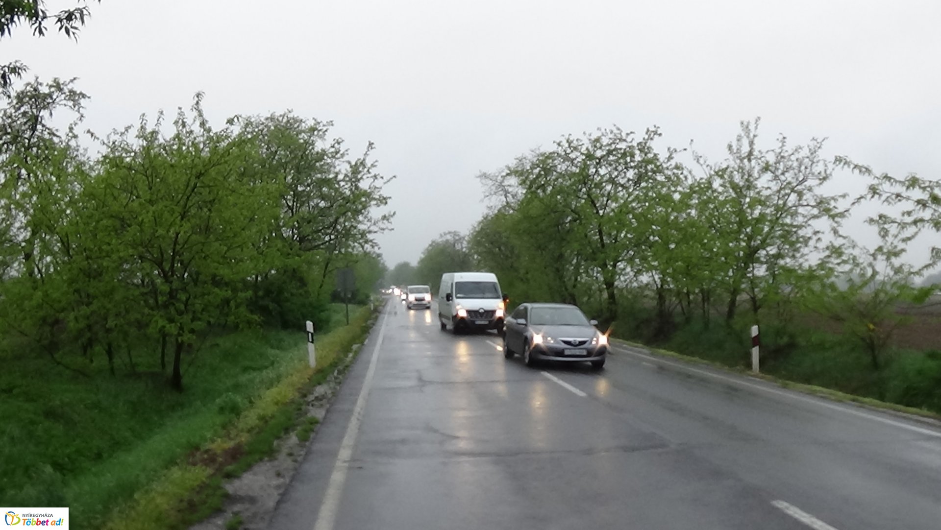 Árokba borult egy jármű a 36-os főúton