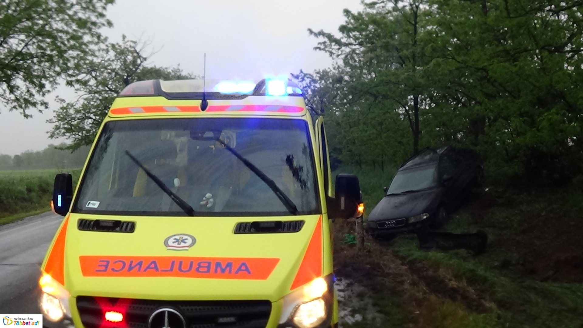 Árokba borult egy jármű a 36-os főúton