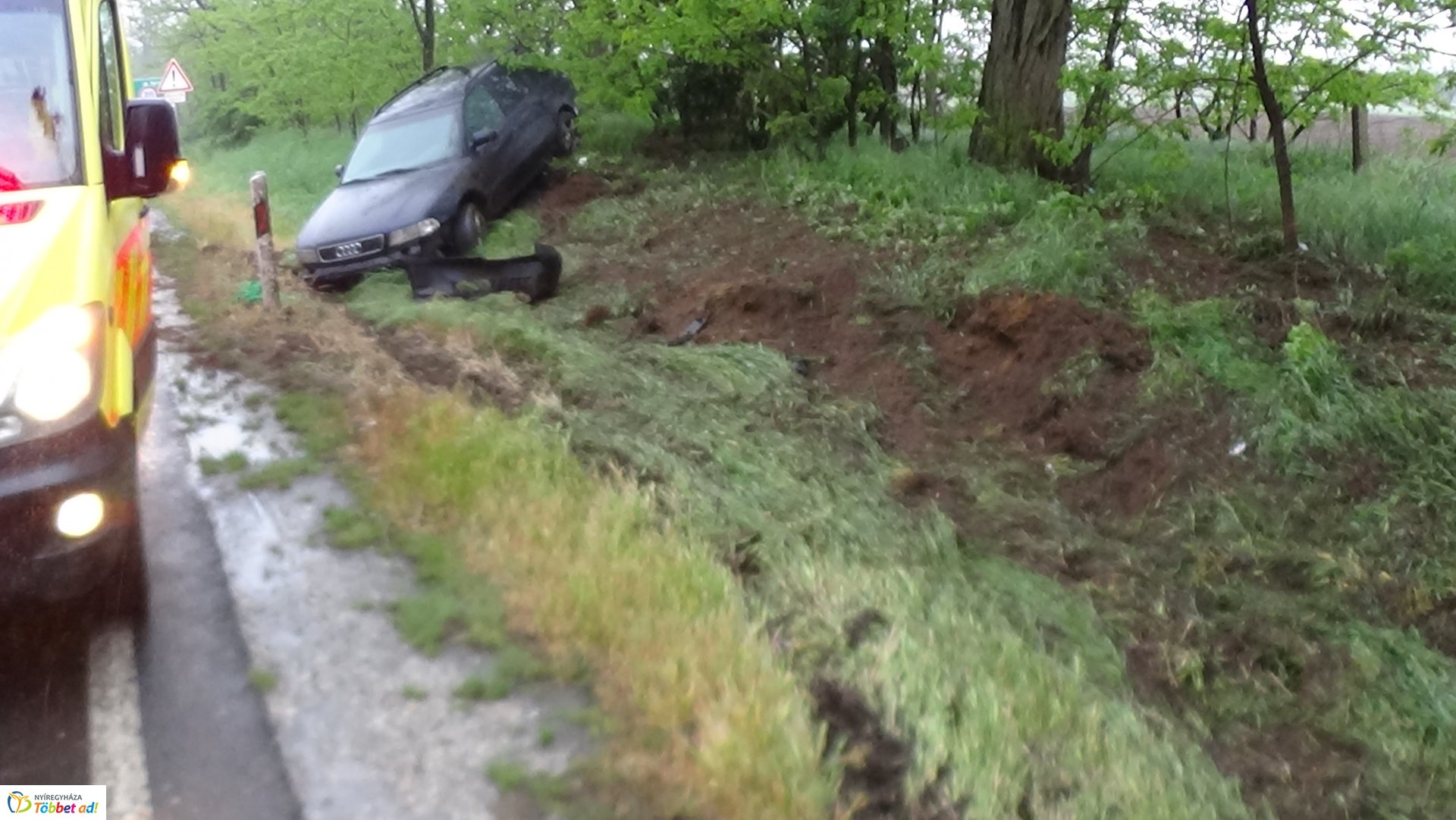 Árokba borult egy jármű a 36-os főúton