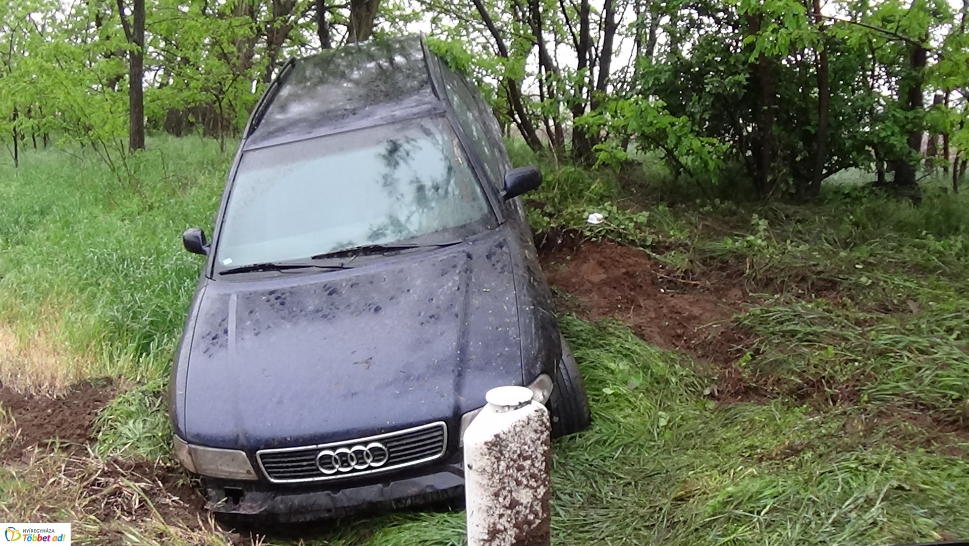 Árokba borult egy jármű a 36-os főúton