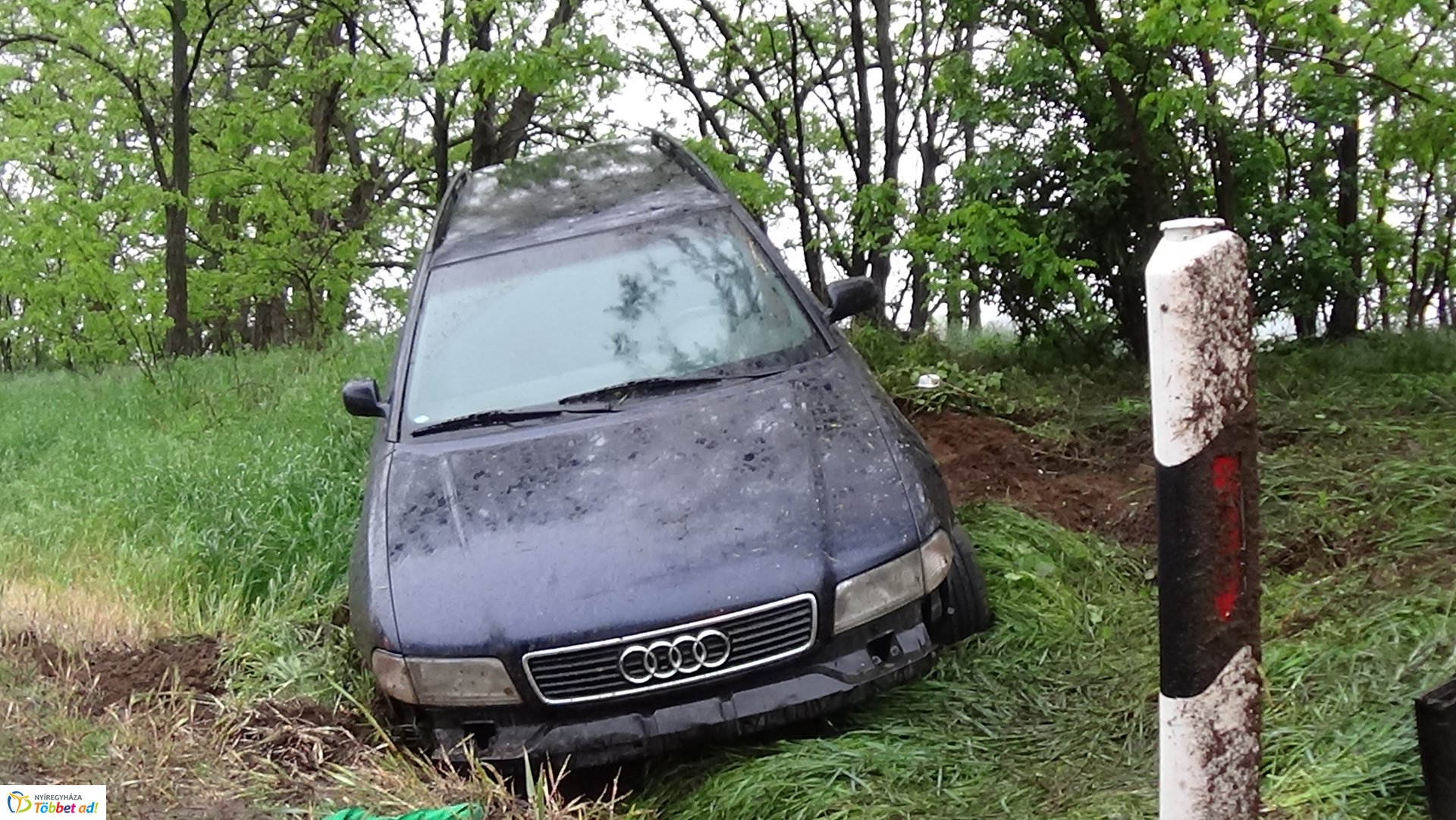 Árokba borult egy jármű a 36-os főúton