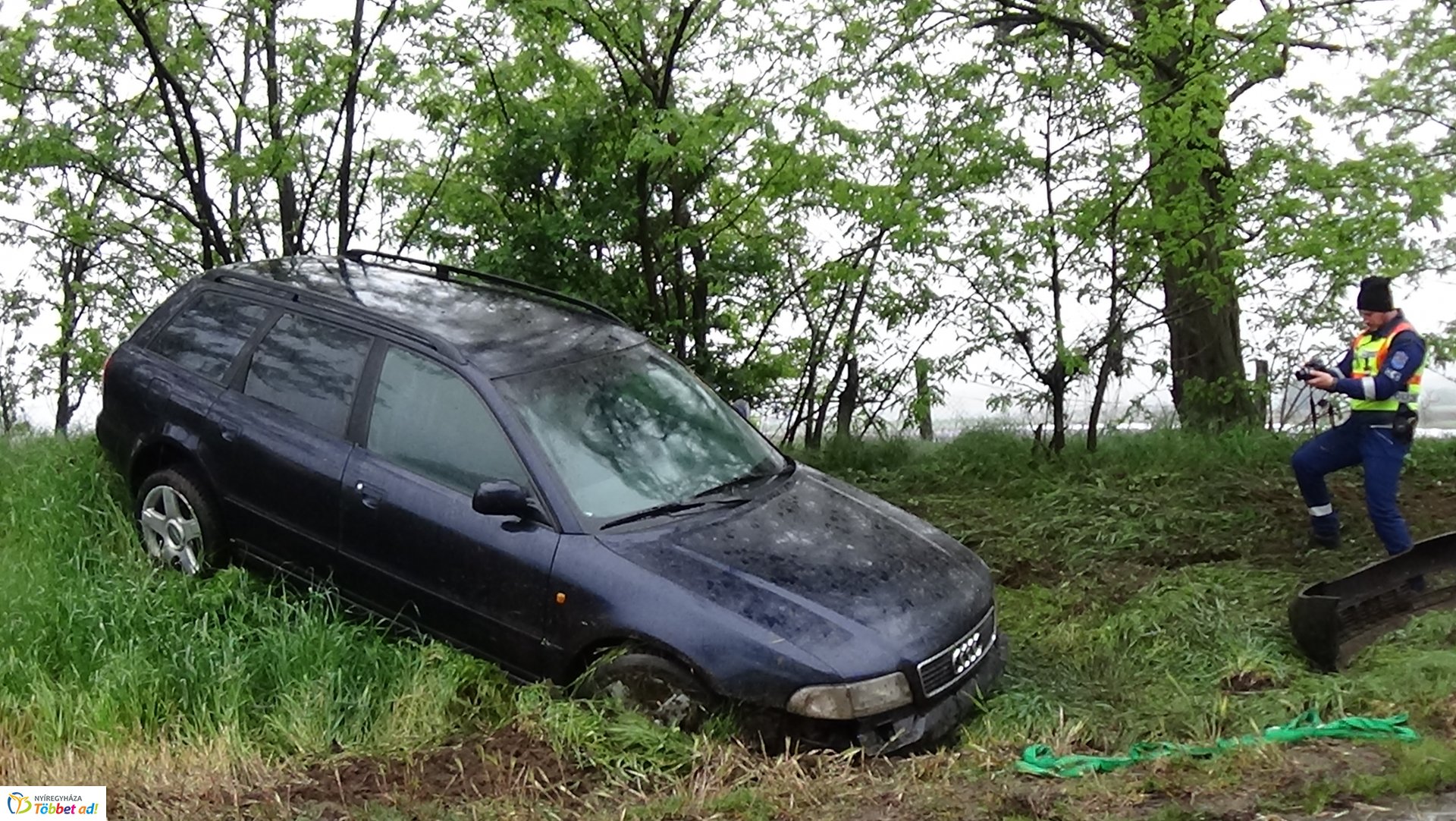 Árokba borult egy jármű a 36-os főúton