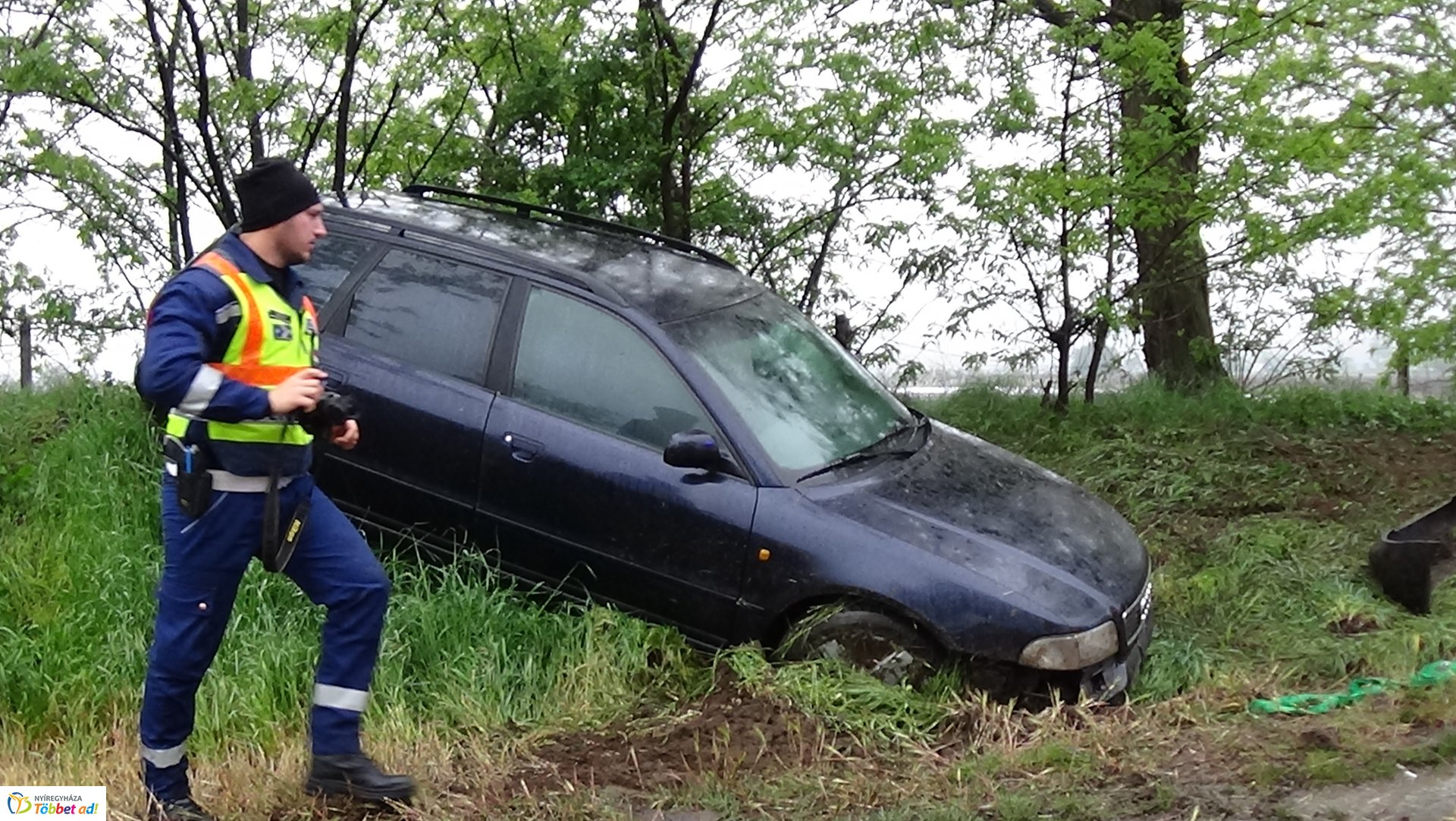 Árokba borult egy jármű a 36-os főúton