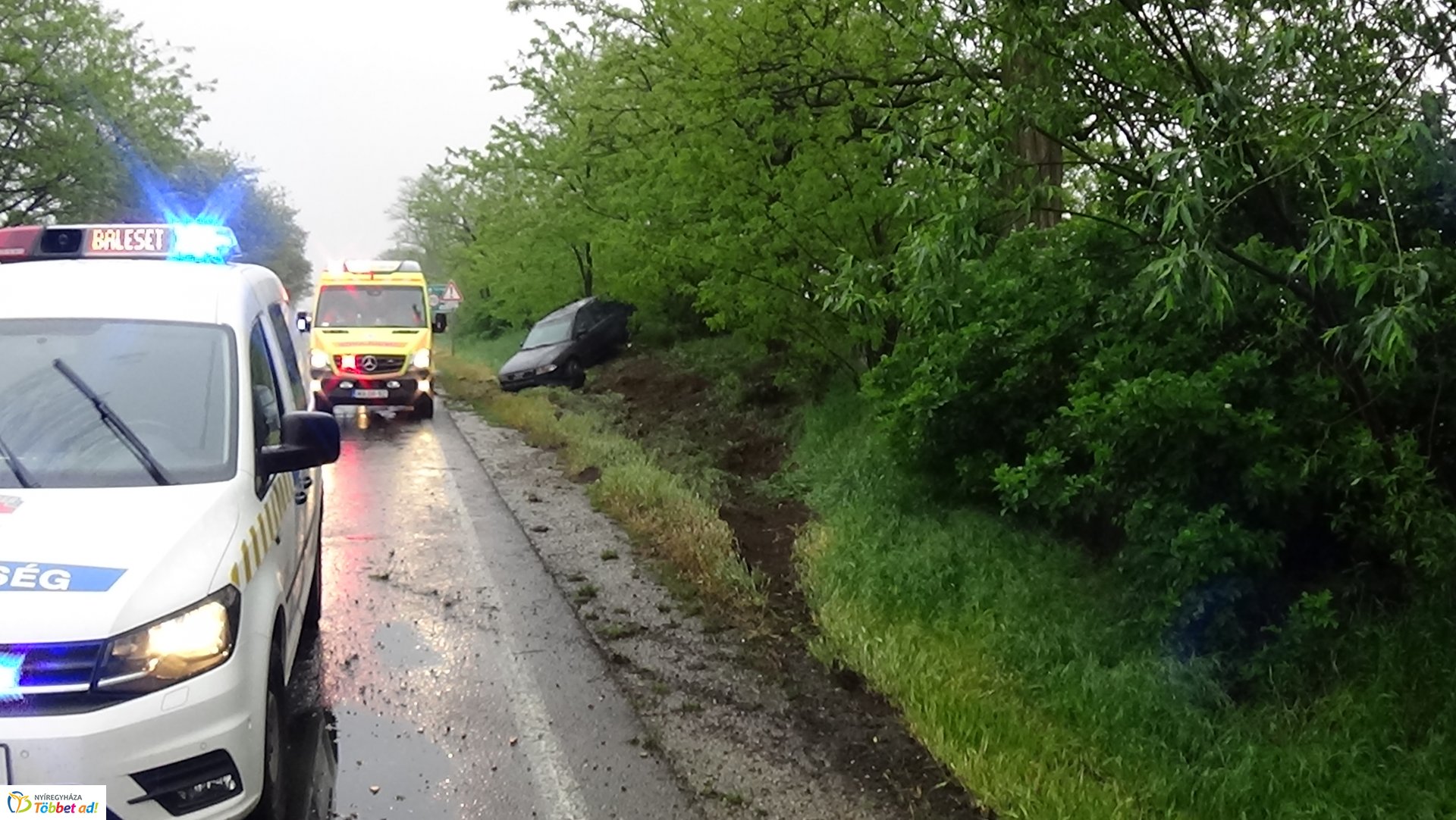 Árokba borult egy jármű a 36-os főúton