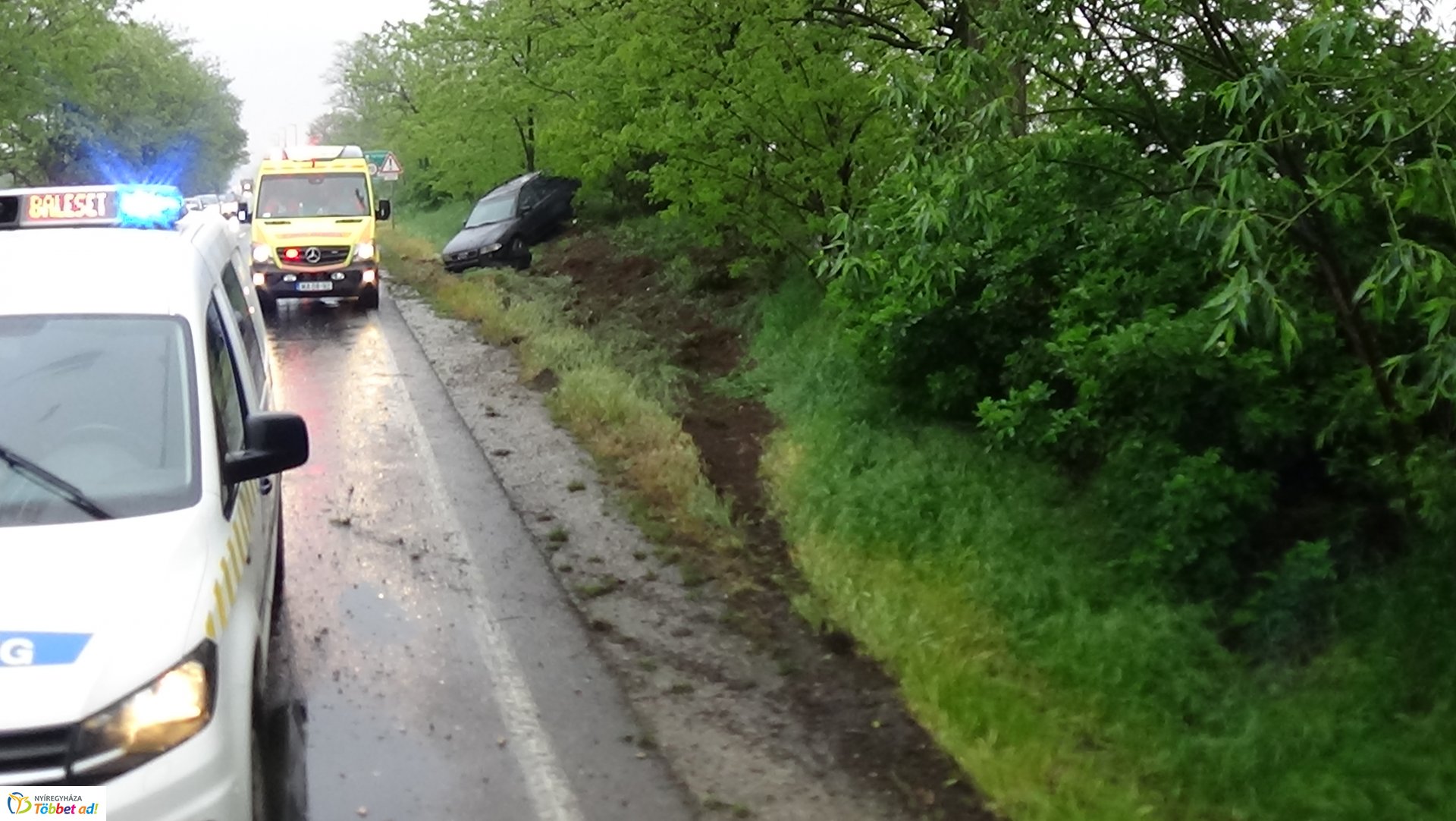 Árokba borult egy jármű a 36-os főúton