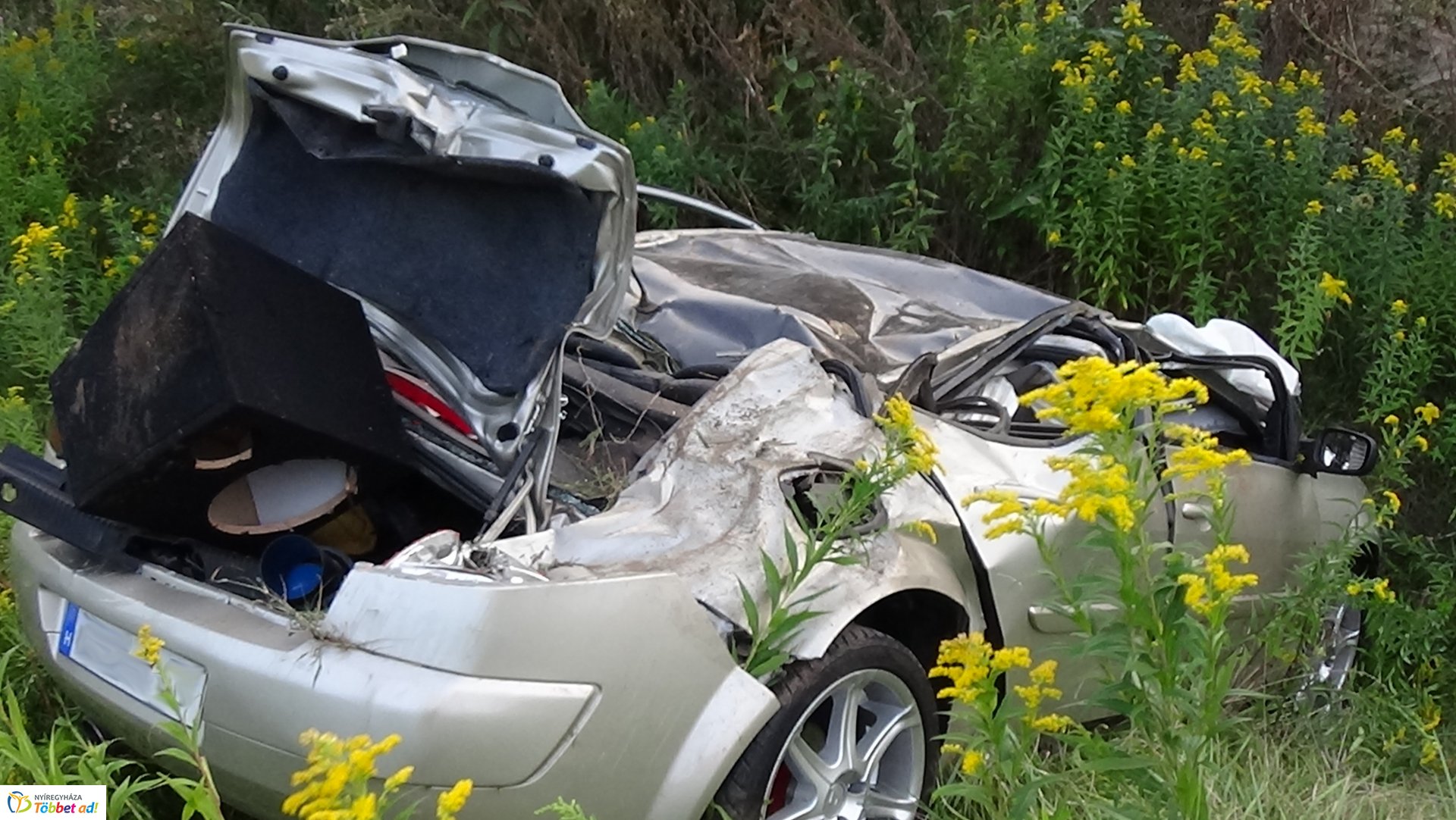 Árokba borult egy jármű a 403-as elkerülőn